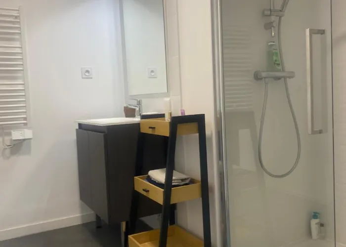 T3 Spacieux Avec 2 Places De Parking Gratuites *